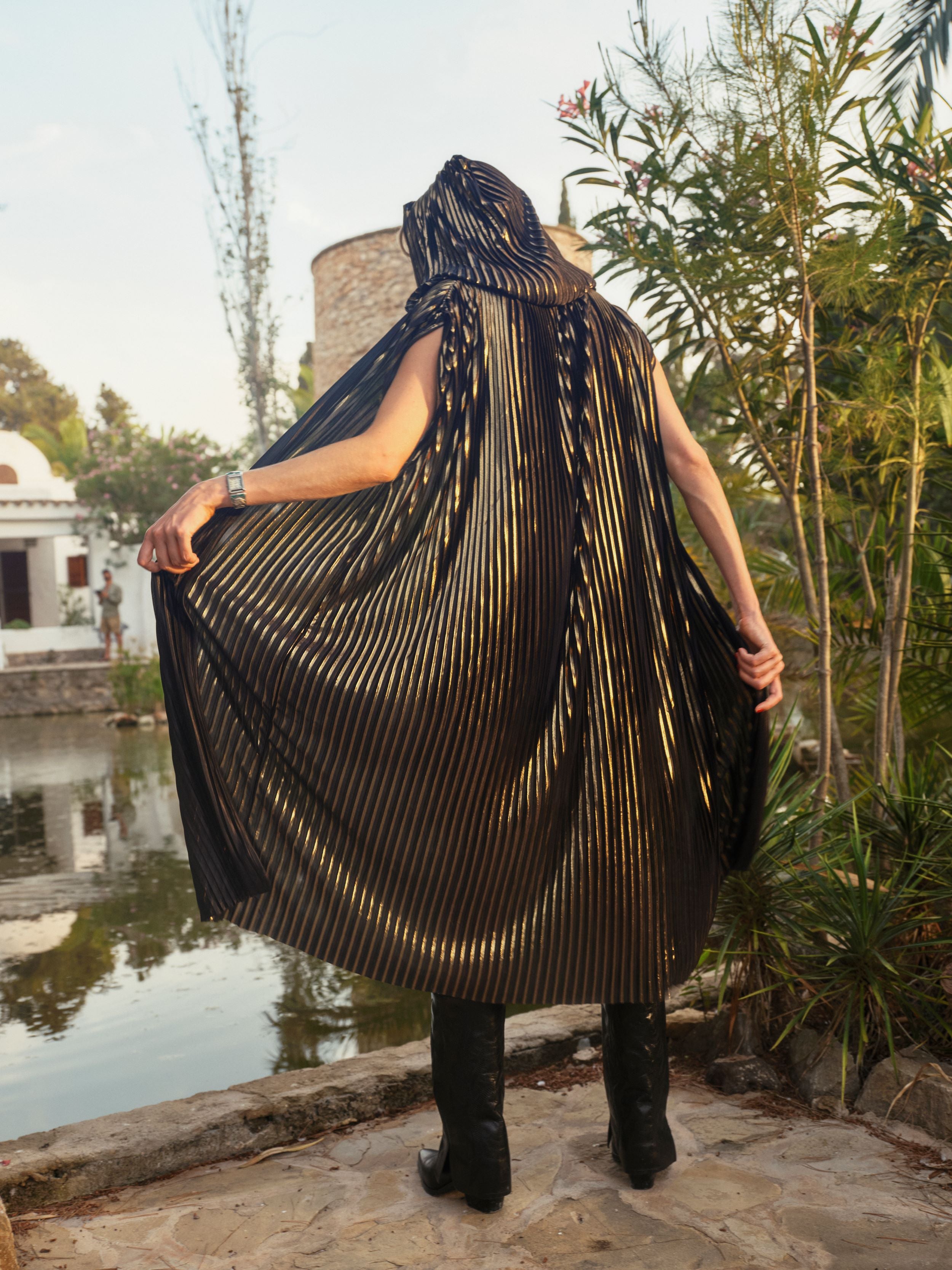 ANYMALAB Paris Mas Amor - Pleated Luxury Kimono - black and gold- Unisex fashion